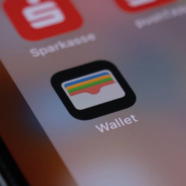 can i add gift card to apple wallet