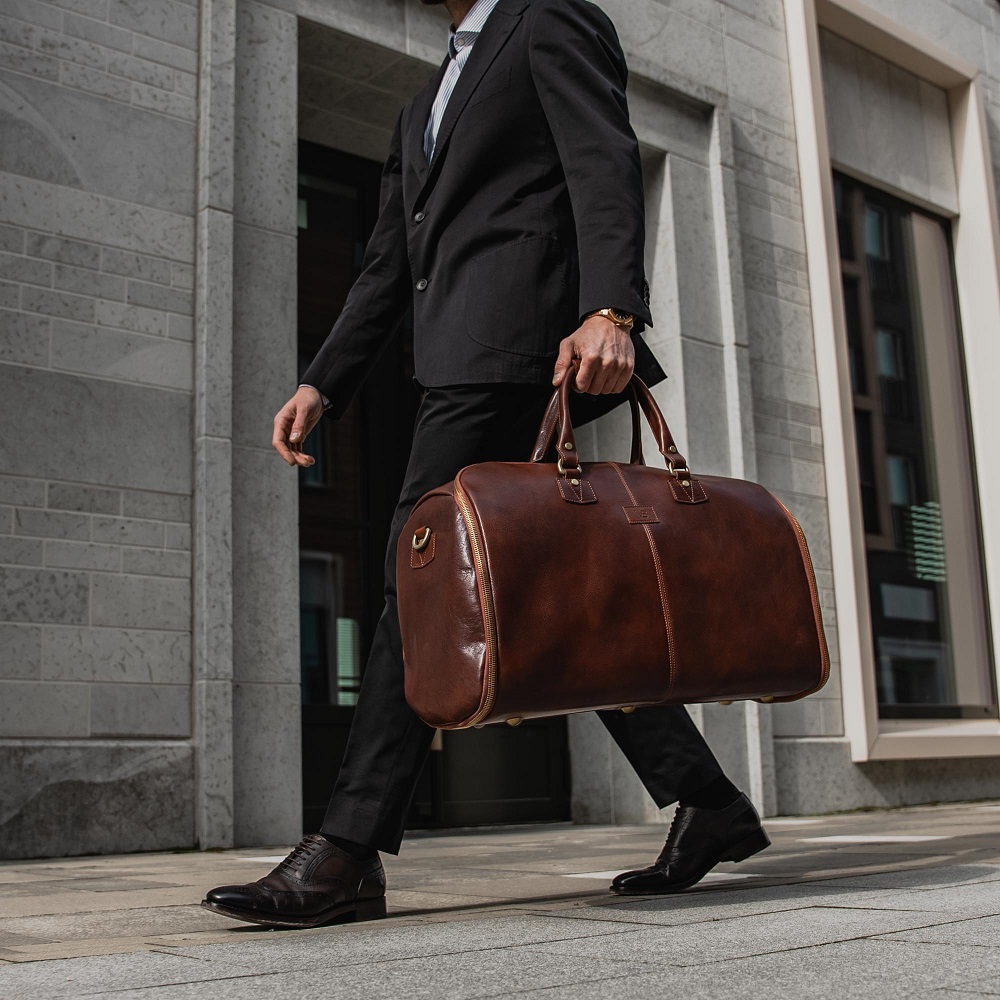 von-baer-grand-high-quality-large-full-grain-leather-garment-travel-bag-carried-by-male-model